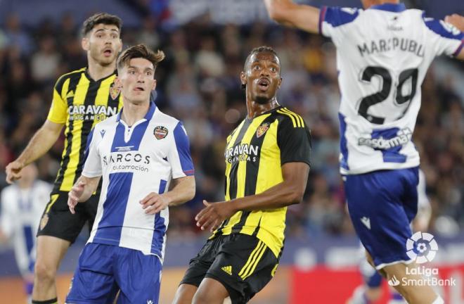 Jair en un lance del Levante-Zaragoza (Foto: LaLiga).