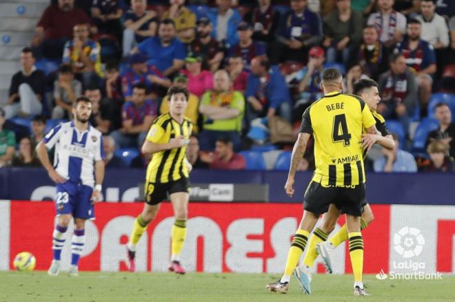 Los jugadores del Real Zaragoza celebran el gol de Bermejo (Foto: LaLiga).