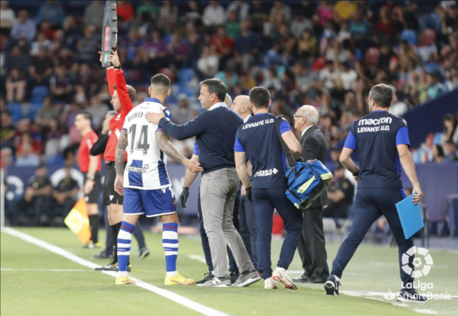 Vezo se retira lesionado del partido entre el Levante y el Zaragoza en el Ciutat de València. (Foto: LaLiga)