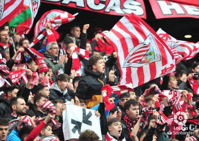 La Afición del Athletic Club anima en el partido ante el Getafe en San Mamés. (Foto: LaLiga).