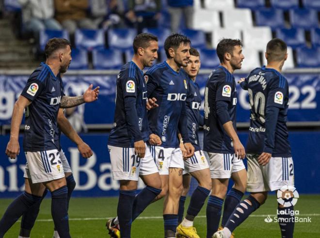 Los jugadores del Oviedo celebran el gol de Sergi Enrich al Éibar (Foto: LaLiga).