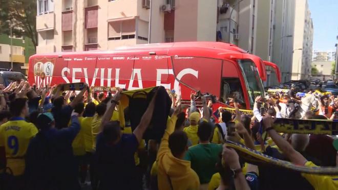 La afición del Cádiz recibe con insultos al bus del Sevilla