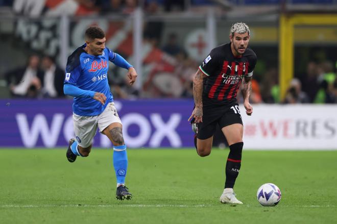 Disputa de balón durante el AC Milan-Nápoles. Fuente: Cordon Press