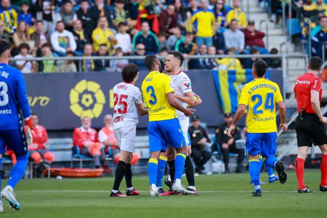 Fali se encara con Ocampos y Bryan Gil en el Cádiz - Sevilla (Foto: Cristo García).