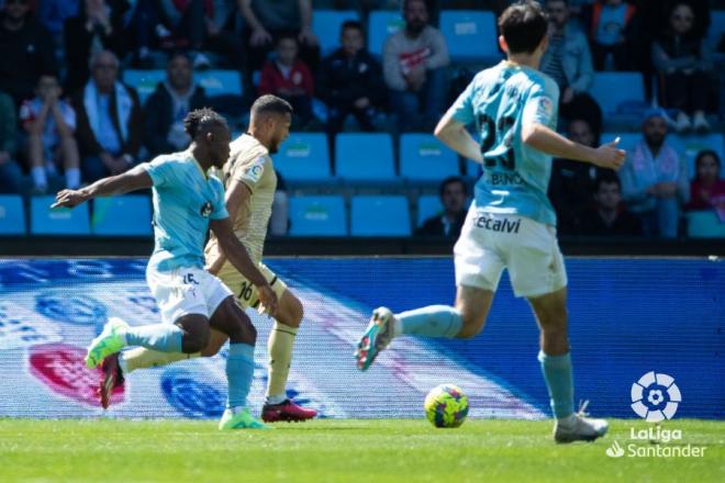 Luis Suárez supera a Aidoo en el Celta - Almería (Foto: LaLiga).