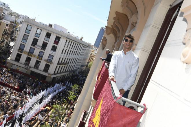 Óliver Torres, en el balcón de ElDesmarque en Semana Santa (Foto: Kiko Hurtado).