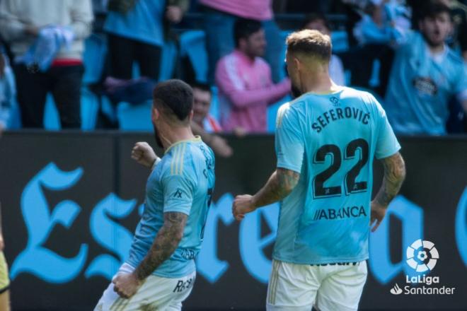 Celebración del gol de Carles Pérez con Seferovic en el Celta - Almería (Foto: LaLiga).