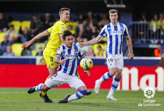 Martin Zubimendi cae al suelo en el Villarreal-Real Sociedad (Foto: LaLiga).