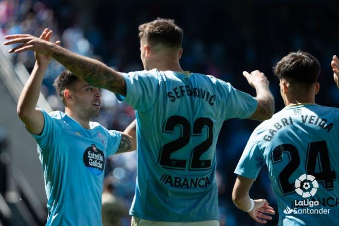 Seferovic celebra con Fran Beltrán en el Celta - Almería (Foto: LaLiga).