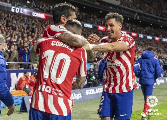Ángel Correa celebra el gol con sus compañeros durante el Atlético-Real Betis.