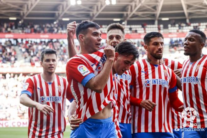 Los jugadores del Sporting celebran el gol de Diego Sánchez al Granada (Foto: LaLiga).