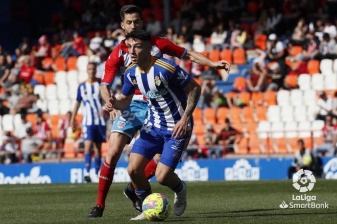 Disputa de balón en el encuentro Lugo-Ponferradina. Fuente: LaLiga