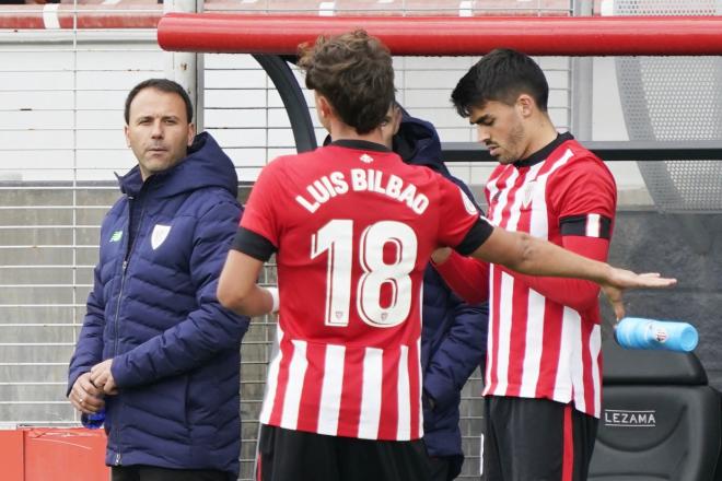 Luis Bilbao habla con Alex Pallarés en Lezama (Foto: Athletic Club).