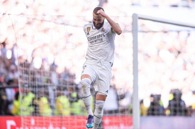 Karim Benzema celebra uno de sus goles en el Real Madrid-Valladolid (Foto: Cordon Press).