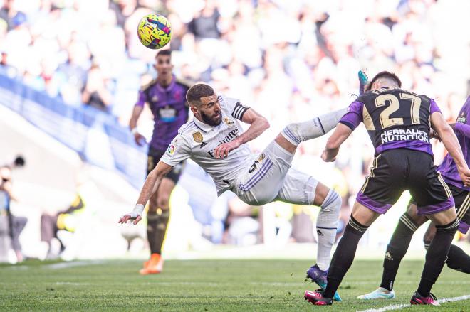 Karim Benzema marca de chilena en el Real Madrid-Valladolid (Foto: Cordon Press).