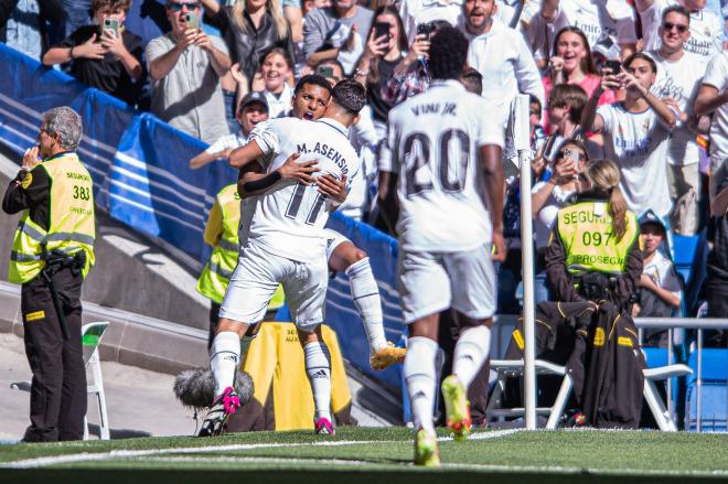 Rodrygo celebra con Marco Asensio su gol en el Real Madrid-Valladolid (Foto: Cordon Press).