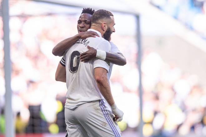 Karim Benzema celebra con Vinícius un gol en el Real Madrid-Valladolid (Foto: Cordon Press).
