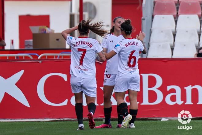 Las jugadoras del Sevilla Femenino celebran uno de los goles.