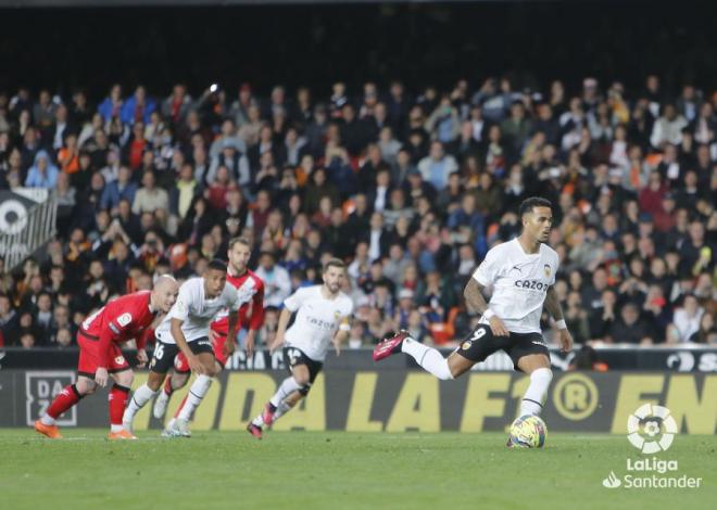 Gol de penalti de Justin Kñuivert en el Valencia - Rayo (Foto: LaLiga).