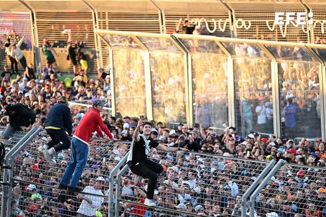 Aficionados en las vallas del circuito (Foto: EFE)