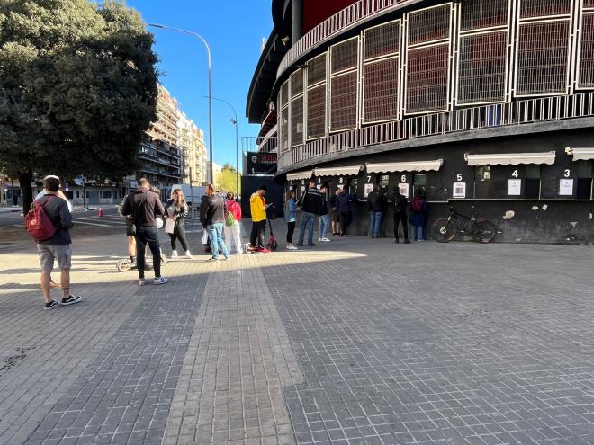 Colas en Mestalla: comienza el asalto a Almería en autobuses