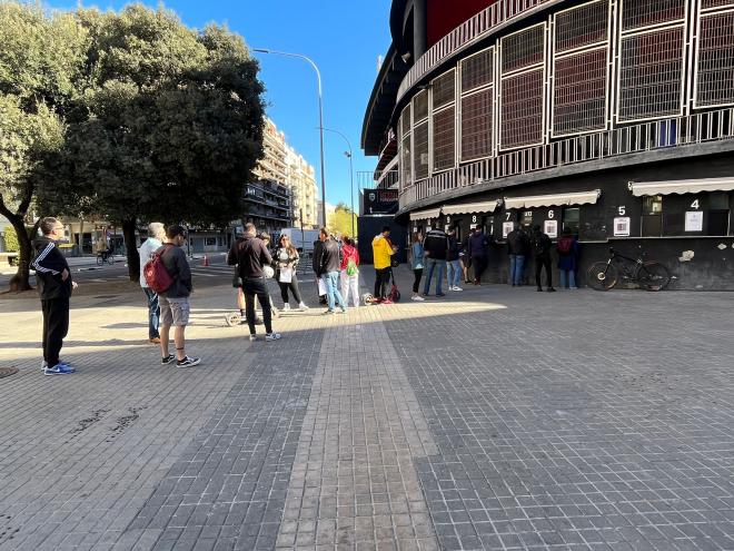Colas en Mestalla: comienza el asalto a Almería en autobuses