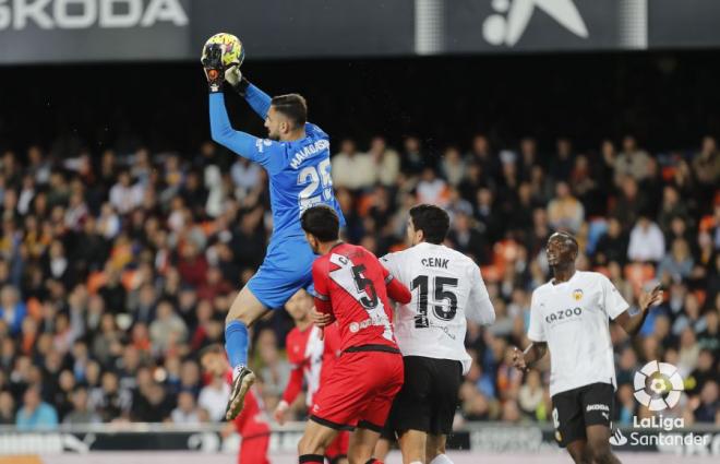 Giorgi Mamardashvili atrapa el balón en el Valencia - Rayo (Foto: LaLiga).