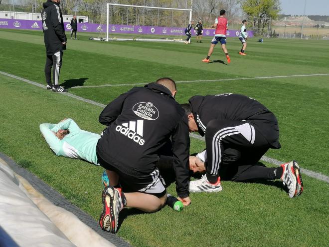 Iván Sánchez se duele del tobillo en un entrenamiento.