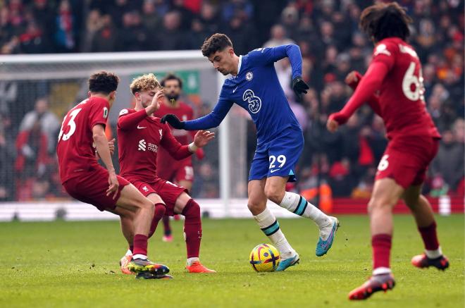 Disputa de un balón en el Liverpool-Chelsea. Fuente: Cordon Press