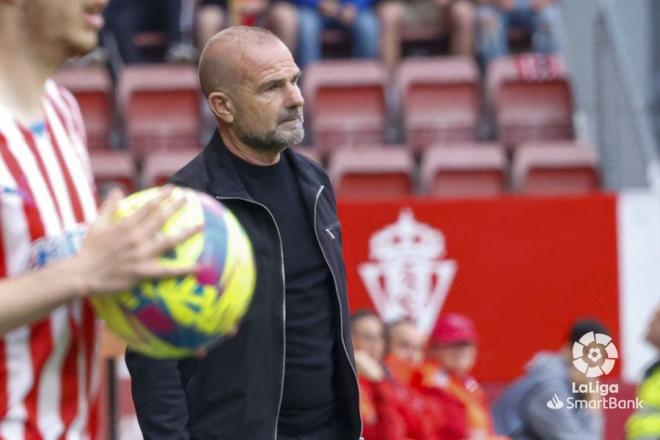 Paco López en El Molinón dirigiendo el Granada. (Foto: LaLiga)