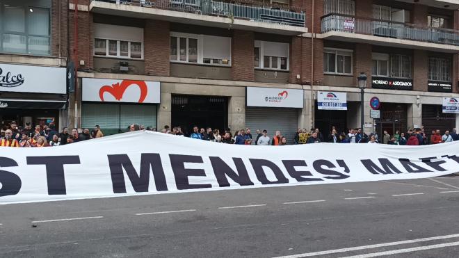 Pancarta contra Jorge Mendes y Peter Lim