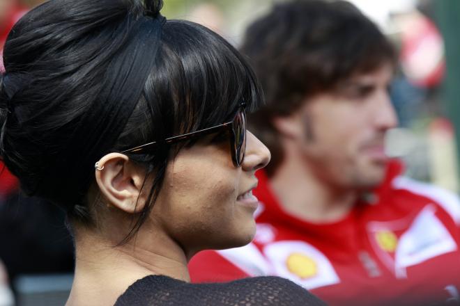 Raquel del Rosario, junto a Fernando Alonso en el GP de Australia en 2011. (Cordon Press)