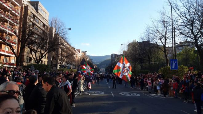 Aficionados esperando al autobús del Athletic Club y del CA Osasuna este martes en Bilbao (Foto: DMQ Bizkaia).