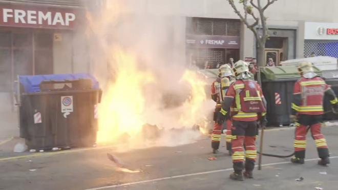 El cuerpo de bomberos ha tenido que intervenir para apagar el contenedor quemado en el recibimiento del Athletic.