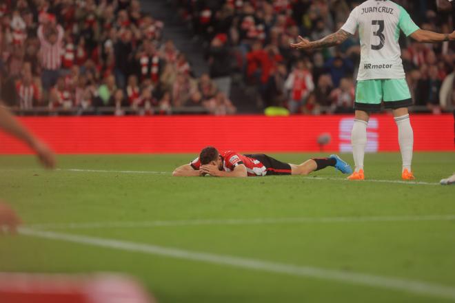 De Marcos se lamenta en el Athletic-Osasuna de Copa (Foto: Cordon Press).