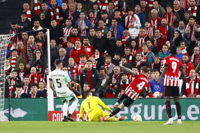 Remate de Iñigo Martínez en el Athletic-Osasuna de Copa del Rey (Foto: CA Osasuna).