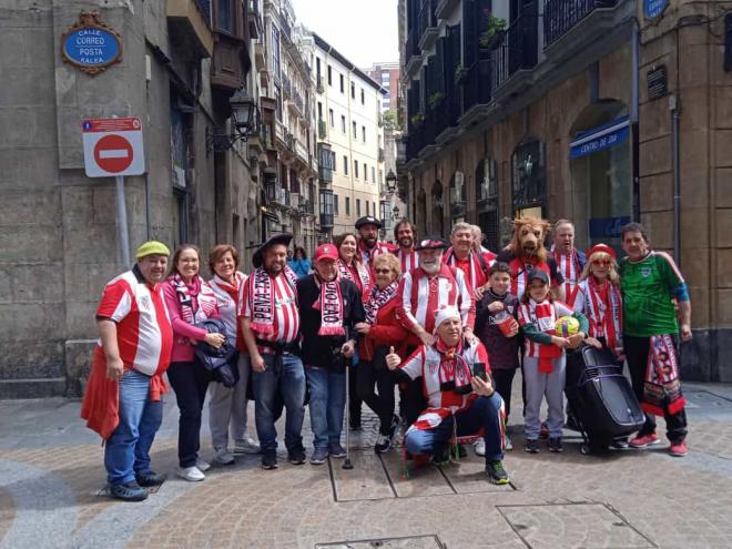 Peñistas del Athletic, en Bilbao, antes de la semifinal de Copa ante Osasuna (Foto: DMQ Bizkaia).