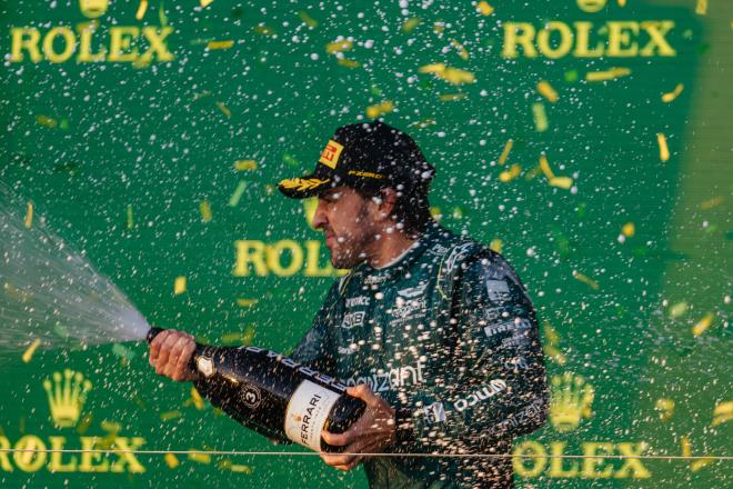 Fernando Alonso, con el champán (Foto: Cordon Press).
