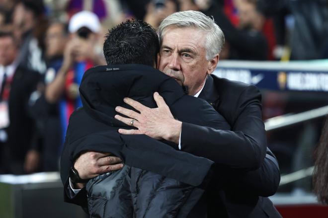 Saludo entre Carlo Ancelotti y Xavi Hernández en el Clásico Barcelona-Real Madrid (Foto: Cordon P