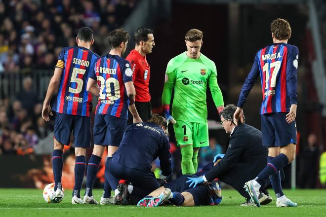 Ter Stegen y los jugadores culés, en el Barcelona-Real Madrid (Foto: Cordon Press).