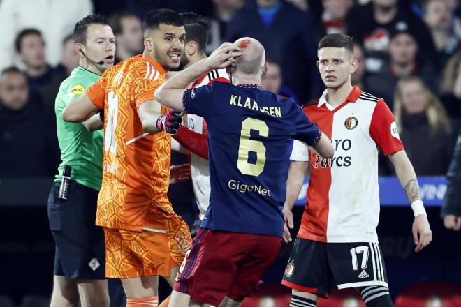 Davy Klaassen, sangrando tras su mecherazo en el Feyenoord-Ajax (Foto: EFE).