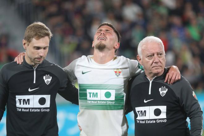 Carmona, lesionado ante el Barça (Foto: Cordon Press).