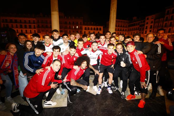La plantilla de Osasuna celebra en Pamplona el pase a la final de Copa (Foto: Cordon Press).