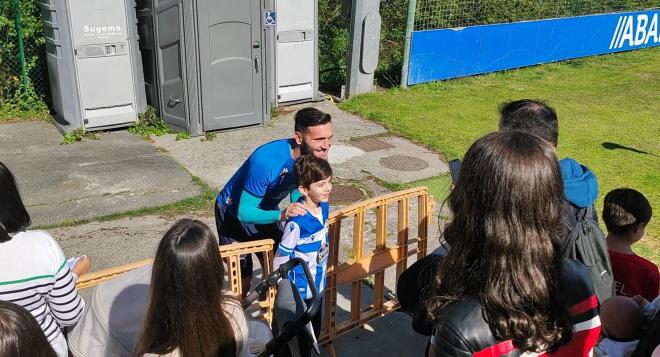 Lucas Pérez con los más pequeños