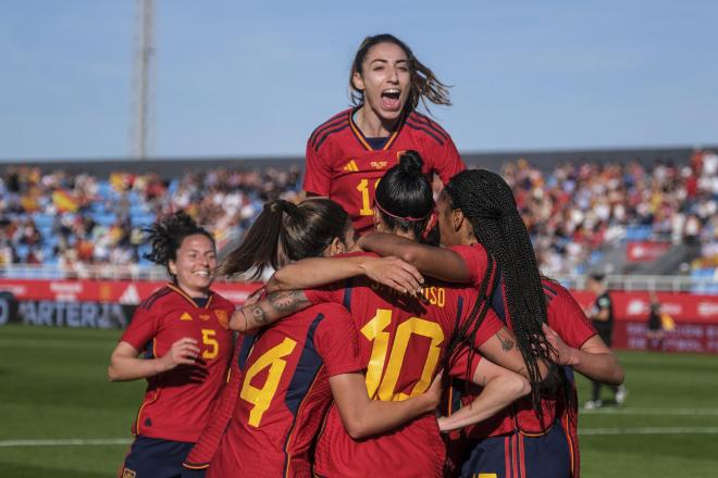 Jenni Hermoso celebra uno de los goles con sus compañeras (FOTO: EFE).