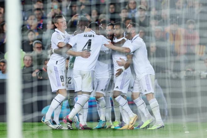 Los jugadores del Real Madrid celebran uno de los goles de Benzema (FOTO: Cordón Press).