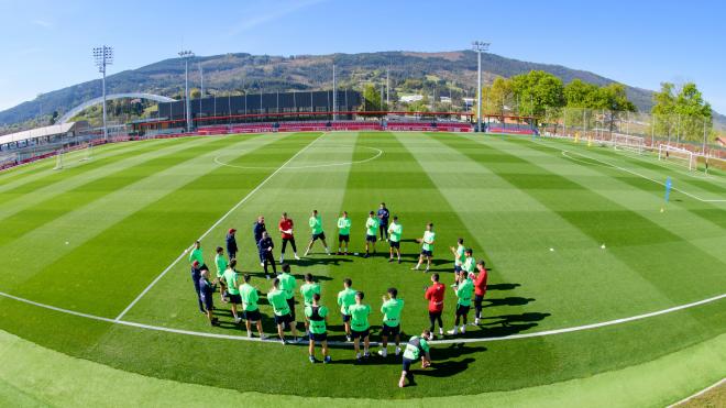 Reunión y charla del equipo de Ernesto Valverde entrenando en Lezama (Foto: Athletic Club).