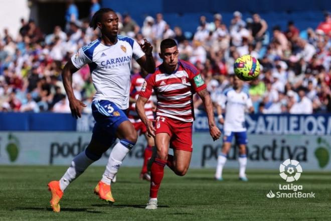 Jair Amador supera a Myrto Uzuni en el Zaragoza - Granada (Foto: LaLiga).