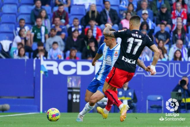 Yuri Berchiche en un partido del Athletic frente al Espanyol en el RCDE Stadium (Foto: LaLiga).