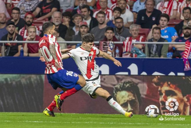 Fran García frente a Ángel Correa en un Atlético de Madrid-Rayo Vallecano. Fuente: LaLiga